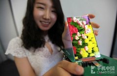 韓國(guó)的LG集團(tuán)今天推出一塊全球最薄手機(jī)屏