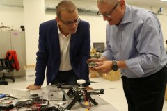 在iPhone的7公布后蘋(píng)果高管菲爾席勒展示了新的力敏home鍵這是現(xiàn)